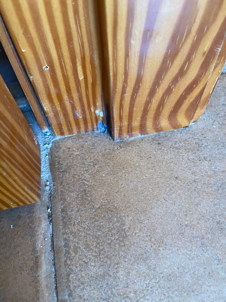 Tratamiento de inyección en marcos de puertas contra termitas