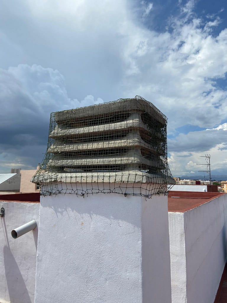 Instalación de redes en chimeneas comunitarias para prevenir la anidación de estorninos