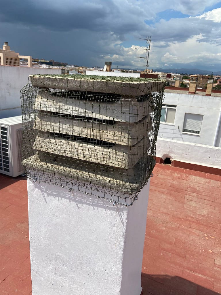 Instalación de redes en chimeneas comunitarias para prevenir la anidación de estorninos