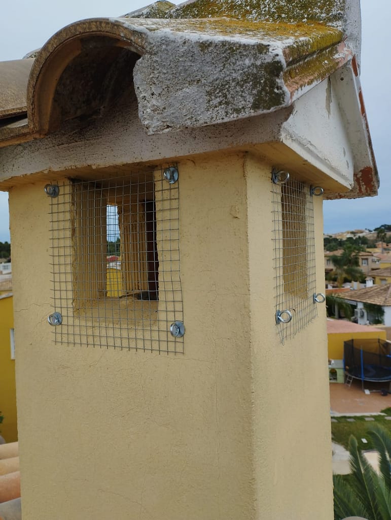 Cerramiento metálico para impedir acceso de palomas en chimenea