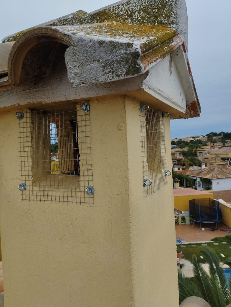 Cerramiento metálico para impedir acceso de palomas en chimenea